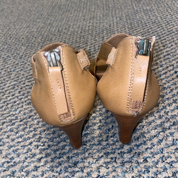 Tan heels - Picture 3 of 4